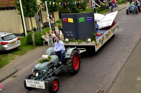 Doorgeefboek bij optocht Warner Feest